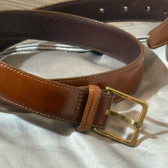 Elegant Cognac Leather Belt with Gold Buckle - Picture 2 of 2